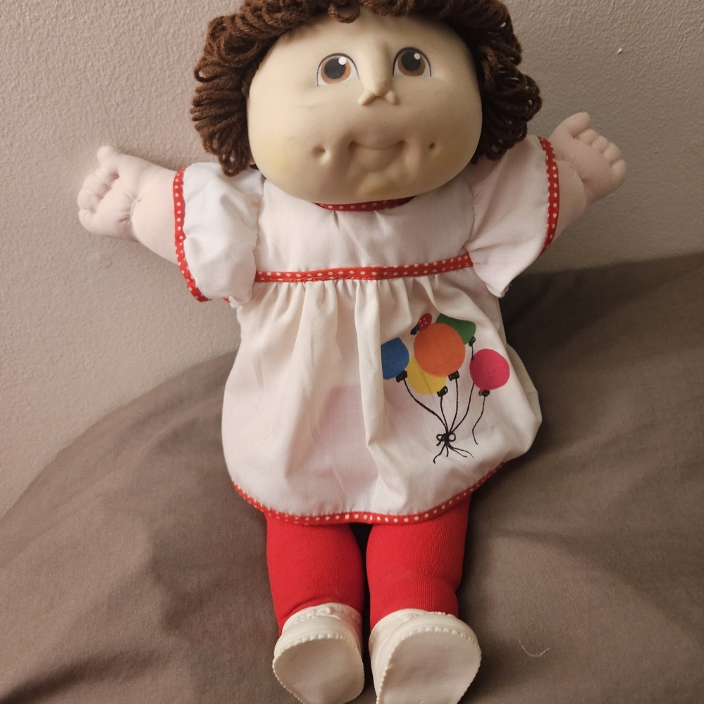 Vintage Cabbage Patch Doll with Diaper and No Stains on Clothes or Shoes